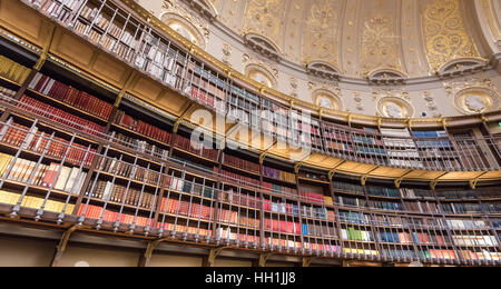 Paris Frankreich 14. Januar 2017: Wand voller Bücher in berühmten Labrouste Vortragsraum in der französischen Nationalbibliothek Rue Vivienne in Paris Stockfoto