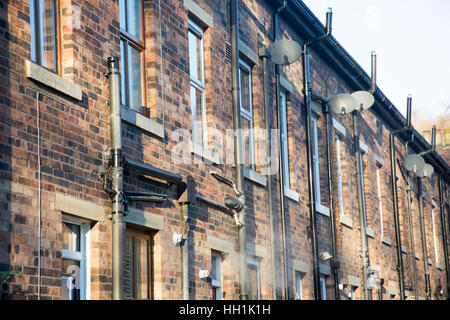 Reihe von englischen viktorianischen Reihenhaus Häuser mit Satellitenschüsseln in das Dorf Summerseat, Lancashire, England Stockfoto