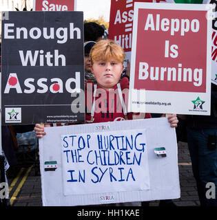 Sam Bardner entschlossen protestieren mit selbst gemacht für die Rallye für Aleppo am 22. Oktober 2016-Zeichen vor der 10 Downing Street, London UK Stockfoto