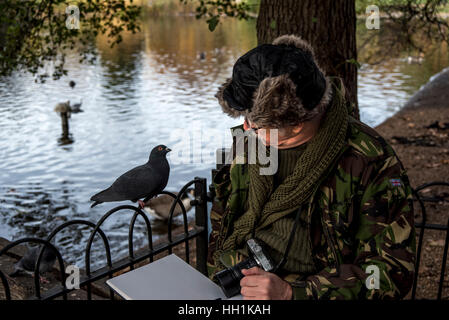 Richard Thomason ein pensionierter leidenschaftliche Vogel Schublade genießt das angenehme Wetter in St. James Park vor der Swiss Cottage am 19. Nein Stockfoto