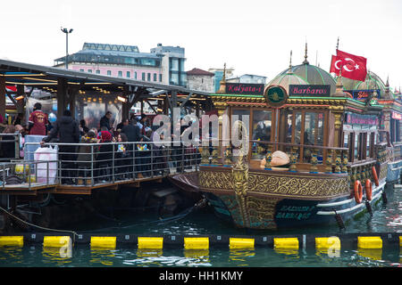 Boote verkaufen Balik Ekmek (Fisch in Brot) in Eminönü dock in Istanbul, Türkei. Stockfoto