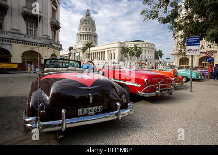 Amerikanische Oldtimer auf dem Kapitol in Havanna Stockfoto