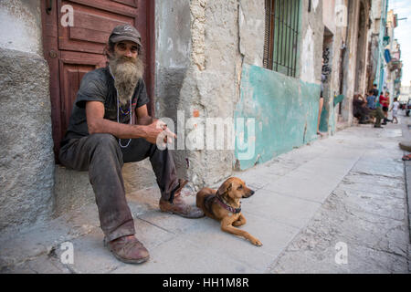 Mann und sein Hund auf den Straßen von Alt-Havanna Stockfoto