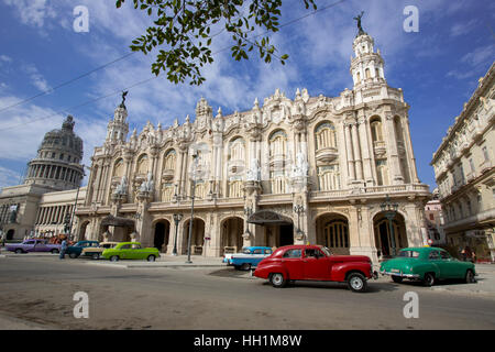 Amerikanische Oldtimer an der Grand Theater von Havanna Stockfoto