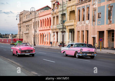 Amerikanische Oldtimer auf dem Malecón Stockfoto