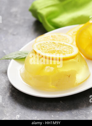 Beere Frucht-Gelee mit frischen Früchten - Sommer Dessert Stockfoto