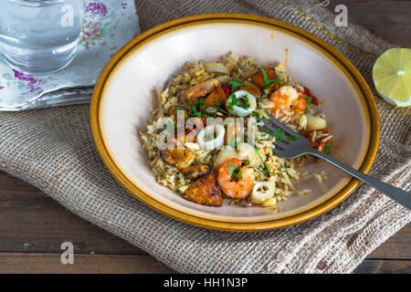 Meeresfrüchte-Pilaw oder Risotto auf dem Teller Stockfoto