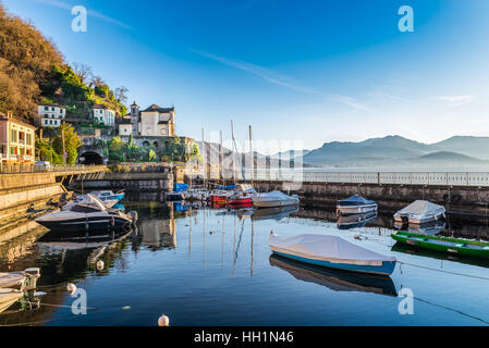 Malerisches Dorf und kleiner Hafen am Lago Maggiore in Norditalien. Maccagno am Lago Maggiore, Provinz Varese, Italien Stockfoto