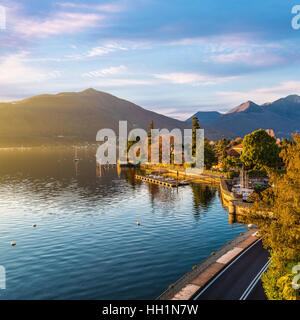 Malerischer Ferienort am Lago Maggiore in Norditalien. Maccagno am Lago Maggiore bei Sonnenuntergang, Provinz Varese Stockfoto