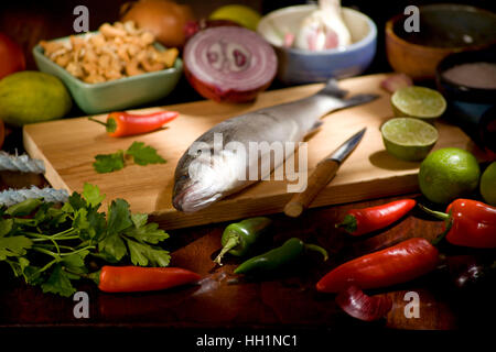 Ganzen Wolfsbarsch mit Zutaten Stockfoto