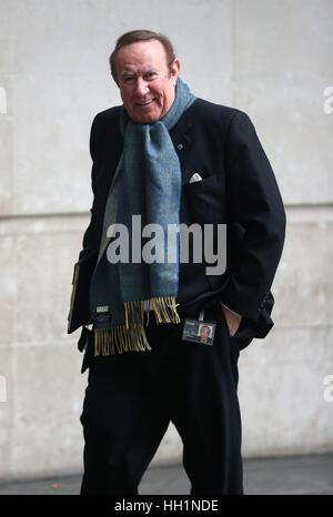 Andrew Neil, Moderatorin von Sonntag Politik, kommt bei BBC Broadcasting House in London. Stockfoto