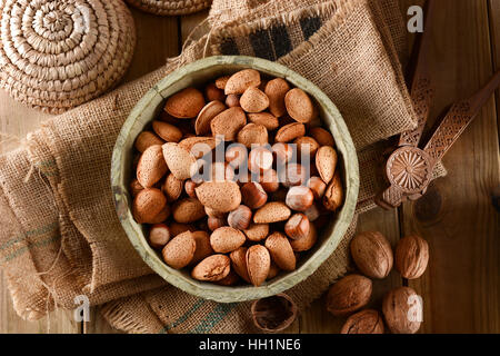 Mischung aus getrockneten Früchten in der Schale Stockfoto