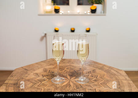 Zwei Gläser gefüllt mit Champagner auf einem antiken Tisch Stockfoto