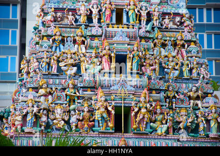 Fragment der Dekorationen der Hindu-Tempel Sri Mariamman in Singapur Stockfoto