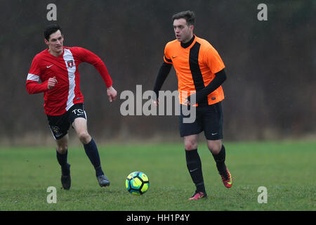 Top-Red (rot) Vs El Valiente, Hackney & Leyton Sunday League Football in Hackney Sümpfe am 15. Januar 2017 Stockfoto