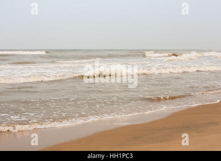 Eingehende hohe schäumende Meer Wellen an einem tropischen Strand am Abend. Stockfoto