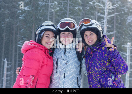 Ukraine Bukovel 17. Dezember 2015-Freunde im Urlaub. Glücklich drei Freunde in hellen Anzügen Spaß in Bukovel im Winter. Stockfoto