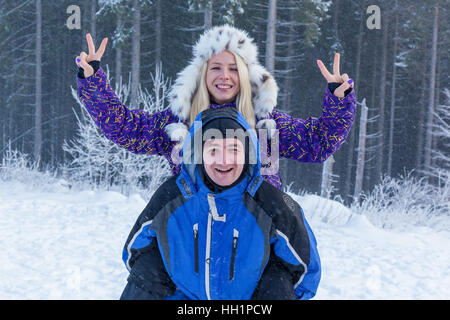 Ukraine Bukovel 17. Dezember 2015 glückliches Paar. Schöne Smiley paar gegen Wald in Karpaten, Bukovel im Winter. Stockfoto