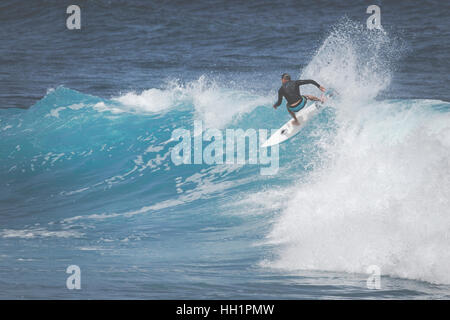 MAUI, HI - 10. März 2015: Profi-Surfer reitet eine riesige Welle an der legendären big-Wave Surf Break "Jaws" in Maui, HI. USA. Stockfoto