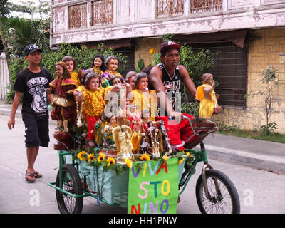 Manila, Philippinen. 15. Januar 2017. Ein Mann verwenden seine Rikscha, seine Santo Niños parade. Santo Niño symbolisiert das ganze Geheimnis der Kindheit Jesu Christi. Die katholische Kirche der Philippinen sucht das heilige Kind als ein Beispiel der Demut und ein Fest der Menschwerdung. Die Feier-Gipfel rund um den dritten Sonntag des Monats, der das fest von der Sto markiert. Niño in den Philippinen. Bildnachweis: Josefiel Rivera/Pacific Press/Alamy Live-Nachrichten Stockfoto