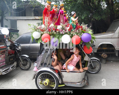 Manila, Philippinen. 15. Januar 2017. Ein Kind in das Dreirad Lächeln. Santo Niño symbolisiert das ganze Geheimnis der Kindheit Jesu Christi. Die katholische Kirche der Philippinen sucht das heilige Kind als ein Beispiel der Demut und ein Fest der Menschwerdung. Die Feier-Gipfel rund um den dritten Sonntag des Monats, der das fest von der Sto markiert. Niño in den Philippinen. Bildnachweis: Josefiel Rivera/Pacific Press/Alamy Live-Nachrichten Stockfoto