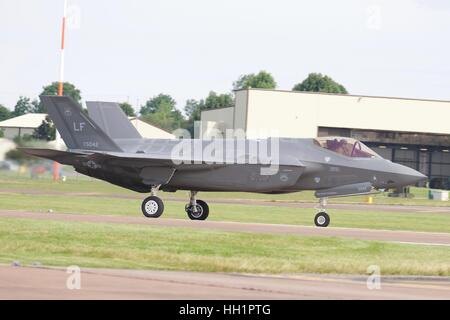 US Air Force F-35A Rollen auf dem Laufsteg bei RAF Fairford Stockfoto