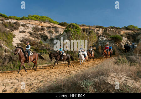 Reittourismus in den Asperillo Dünen, Doñana Naturpark, Matalascañas, Huelva Provinz, Region von Andalusien, Spanien, Europa Stockfoto