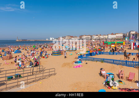 Der Strand von Margate an einem geschäftigen Sommertag. Mit Menschenmassen. Stockfoto