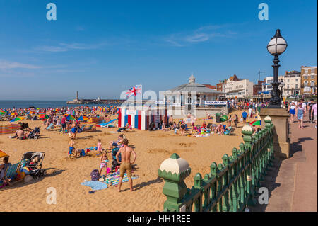 Der Strand von Margate an einem geschäftigen Sommertag. Mit Menschenmassen. Stockfoto