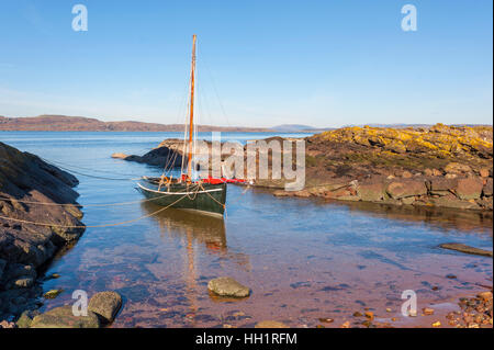 Kleines Boot vertäut im Hafen nördlich von Portencroos Burg auf die Clyde-Küste. Stockfoto