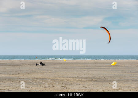 OUDDORP, Niederlande - 7. März 2015: unbekannter Mann Kitesurfen am Strand von Ouddorp am 7. März 2015, Ouddorp hat den breitesten Strand in Holland Stockfoto