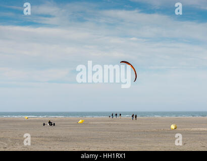 OUDDORP, Niederlande - 7. März 2015: unbekannter Mann Kitesurfen am Strand von Ouddorp am 7. März 2015, Ouddorp hat den breitesten Strand in Holland Stockfoto