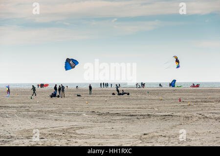 OUDDORP, Niederlande - 7. März 2015: unbekannte Menschen, die Spaß mit Kitesurfen und Wellenreiten am Strand von Ouddorp am 7. März 2015, Ouddorp hat Stockfoto