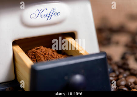gemahlenen Kaffee in alte Kaffeemühle und Kaffeebohnen auf jute Stockfoto
