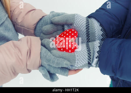 Hände halten rotes Herz im winter Stockfoto