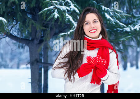 Porträt eines Mädchens im Winter im freien Stockfoto