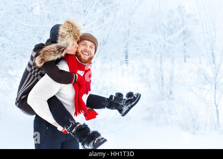 Junge Brautpaar im Winter im freien Stockfoto