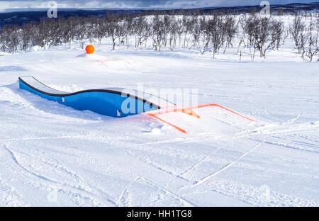 Schifahren und Snowboarden Schiene im Winter Funpark Stockfoto