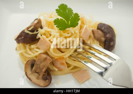 Spaghetti Carbonara mit Champignons, Makro, soft-Fokus Stockfoto