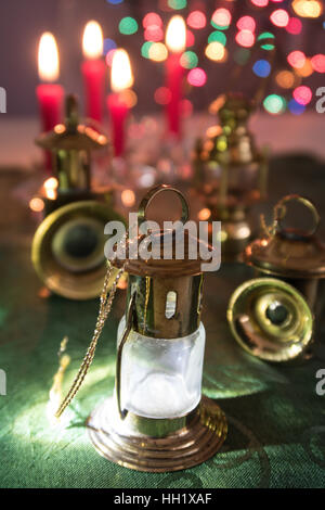 Miniatur-Laternen-Weihnachten-Still-Leben Stockfoto