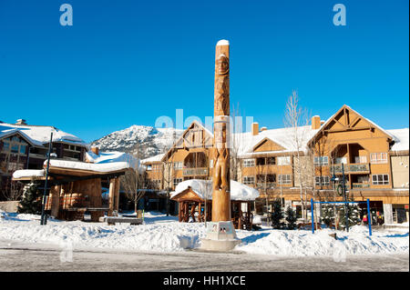 Der Whistler Village an einem sonnigen Tag im Winter.  Whistler BC, Kanada. Stockfoto