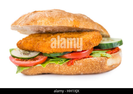 Hähnchenschnitzel auf einem Brötchen isoliert auf weißem Hintergrund Stockfoto