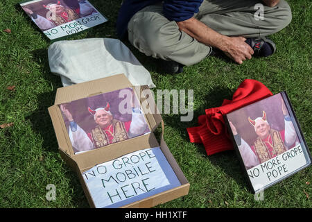 Anti-Papst-Demonstranten zeigen im Zentrum von London aus Protest gegen Papst Benedikt XVI. Joseph Ratzinger Staatsbesuch in UK. Stockfoto