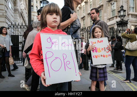 Anti-Papst-Demonstranten zeigen außen Downing Street, London aus Protest gegen Papst Benedikt XVI. Joseph Ratzinger Staatsbesuch in UK. Stockfoto