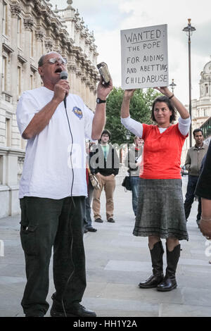 Eine Anti-Papst-Demonstranten mit Schild versucht Mitglied US vocal JCM (Jesus Christus Ministerien) zum Schweigen zu bringen, während der Anti-Papst-Proteste in London. Anti-Papst-Demonstranten zeigen im Zentrum von London aus Protest gegen Papst Benedikt XVI. Joseph Ratzinger Staatsbesuch in UK. Stockfoto