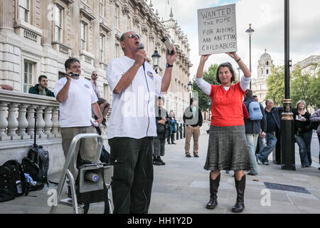 Eine Anti-Papst-Demonstranten mit Schild versucht Mitglied US vocal JCM (Jesus Christus Ministerien) zum Schweigen zu bringen, während der Anti-Papst-Proteste in London. Anti-Papst-Demonstranten zeigen im Zentrum von London aus Protest gegen Papst Benedikt XVI. Joseph Ratzinger Staatsbesuch in UK. Stockfoto