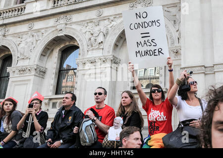 Anti-Papst-Demonstranten zeigen im Zentrum von London aus Protest gegen Papst Benedikt XVI. Joseph Ratzinger Staatsbesuch in UK. Stockfoto