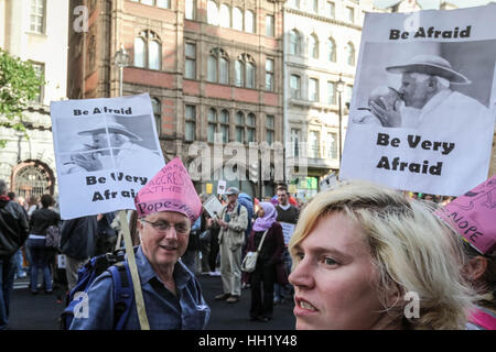 Anti-Papst-Demonstranten zeigen im Zentrum von London aus Protest gegen Papst Benedikt XVI. Joseph Ratzinger Staatsbesuch in UK. Stockfoto