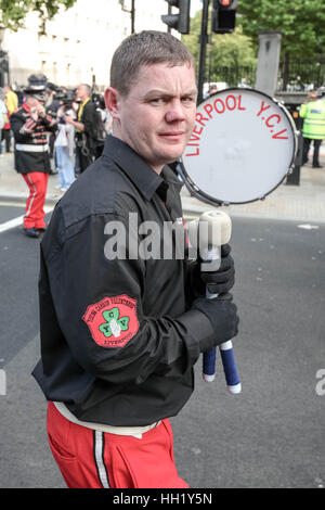 Mitglied der Young Carson Freiwilligen Liverpool bei Orange Auftrag Parade durch zentrale London, UK Stockfoto