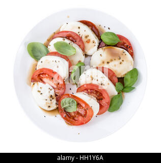 Mozzarella, Tomaten und Balasmico Dressing (close-up erschossen; selektiven Fokus) isoliert auf weißem Hintergrund Stockfoto